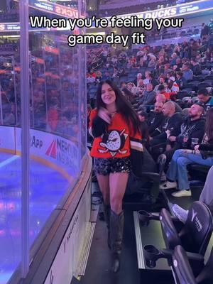 when you’re feeling your game day fit ✨💅🏻🏒 #NHL #hockey #hockeygame #hockeygameoutfit #OOTD #anaheimducks #hockeyfans 