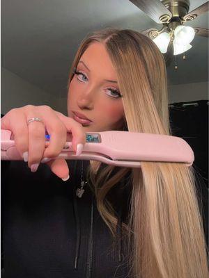 best straightener EVER 😍@wavytalkofficial  #WavyTalk #HairCare #HairStraightner #Pink #PinkStraightener  