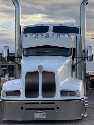 Sorry guys just noticed my last video froze about half ways… Day 4 of just trucking around… it was a pretty simple day today! #truckersoftiktok#trucking#oldschooltrucking#kenworth#t600#dutchbros#foryou#hauling#rebar#flatbedders#steeringwheelholder 