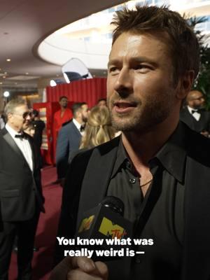 Who knew #GlenPowell would meet his long-lost twin AND clear up those #TomCruise rumors with #JoshHorowitz at the #GoldenGlobes?! 👀