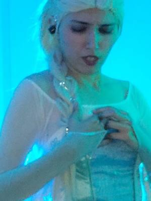 That's a task I think mANY would try and fail. . . ❄️#frozen #frozen2 #frozen3 #iceburns #helsa #hotashelsa #elsacosplay #frozenelsacosplay #frozenbroadway #epicthemusical 