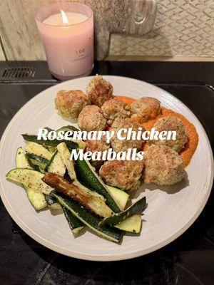 Rosemary Chicken Meatballs 💛 High protein and super delicious 🤗 #highproteinmeals #meatballs #chicken #highprotein #healthyrecipes #healthyliving 