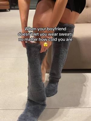 Now I’m obsessed with these 🧦🧦fuzzy boots…LINK IN BIO 🔗 #fuzzylegs #sockslippers #cozyathome #couple 