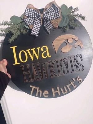 #iowahawkeyes #iowauniversity #iowahawkeyefootball #xtool #lasercutter #woodsigns #doorhangersoftiktok #doorhangersign #woodrounds #doorhangermaker 