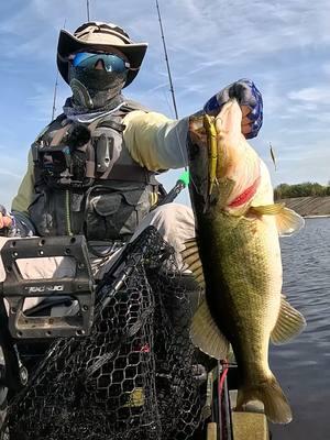 Got this beauty on my favorite #Swimbait #everglades #southfloridafishing #NativeWatercraft #FishingIsGoodHere #WomensFishingFederation #KBF #KayakBassFishing #Bass #KayakFishing #GoProHero13 #bassfishing #fishmonkeygloves #bendingbranches #columbiapfg @gopro