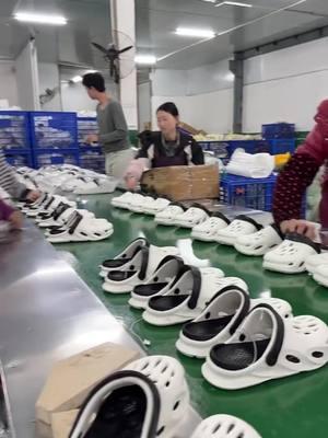 super busy factory life before CNY #Footwear #chinesefootswearmanufacturer #madeinchina #clogshoes #slidesandalsforwomen #factory #sandals #B2B #indoorslippers #jinjiangboteleeshoescoltd #clogs #factorylife 