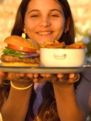 #restaurant #socialmedia #marketing #burger #child #youngmodel 