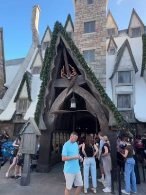 Uma experiência mágica no Three Broomsticks! 🍗🥔🍻 Se você é fã de Harry Potter, o Three Broomsticks na Universal Studios é parada obrigatória! 🍽️ Experimentei a clássica costela com frango, batatas assadas e finalizei com a mais amada Cerveja Amanteigada. Tudo aqui é digno do mundo bruxo!  📍Localização: Hogsmeade, Universal islands of adventure  🌟 Dica imperdível: Use o mobile order e peça pelo celular para economizar tempo e aproveitar ainda mais a magia! 👉 Já visitou? Conta pra mim nos comentários! Se não, salve este post para sua próxima viagem! ✈️✨  #DicaDeViagem #Orlando #ThreeBroomsticks #HarryPotter #UniversalStudios #Butterbeer #CervejaAmanteigada #GastronomiaMágica #FãDeHarryPotter