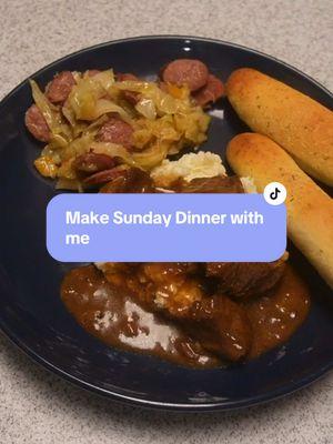 Sunday dinners in my house never disappoint! #FoodTok #sundaydinner #cookingathometiktoktv #cookwithme #makedinnerwithme #momtok #sundaydinnerideas #wegotfoodathome #wehavefoodathome 