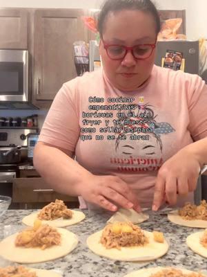 Hoy en cocinando con Gaby Rican te enseño como cocinar empanadillas boricuas 🇵🇷 en el air fryer y tambien te muestro una forma diferente para sellar y que no se te abran a la hora de cocinarlas esto es comiendo saludable sin tener que eliminar las frituras de tu vida 🤣😂🤣#gabyrican #GabyRican #trangalangasresort #unaboricuaenkansas #cocinandocongabyrican #elcafesitoconlagabyrican #🐪sahará🐫 #🐪sahara🐫 #empanadasdepollo #empanadas #empanadillas #empanadillasdepollo #empanadillasboricua🇵🇷 #puertorican #puertoricotiktok #puertoricanfood #puertoricans #puertoricantiktok #comidatiktok #comidacasera #airfryer #airfryerrecipes #frituras 