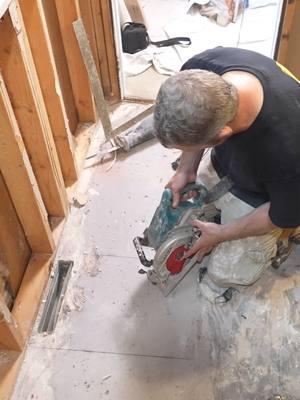 How to cut plywood subfloor in a Bathroom 🔥 Plywood Subfloor Cut Out 🔥 Enroll in a Course 👍 www.bathroomremodelingteacher.com #DIY #framing #homeimprovement #bathroomremodeling #bathroomremodelingteacher