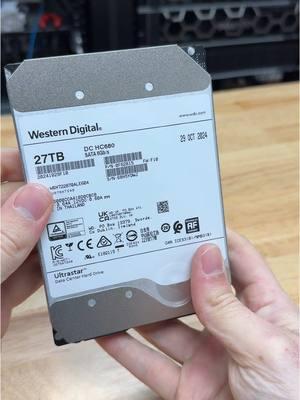 Unwrapping the new WD Ultrastar DC HC680 Data Center HDD. SATA SMR in capacities up to 28TB. #wd #hdd #storage #computers #data #datacenter 