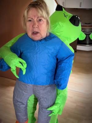 Oma Halloween Kostüm 🤣🤣. #janeksehrenomi #fürdich #fyp #unterhaltungsvideo #fürichseiteシ #spass #halloween #lustig #oma 