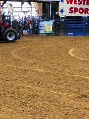 Someone tell me to kick just ONE more stride going into second. #downbarrel #redmare #barrelracing #highschoolrodeo