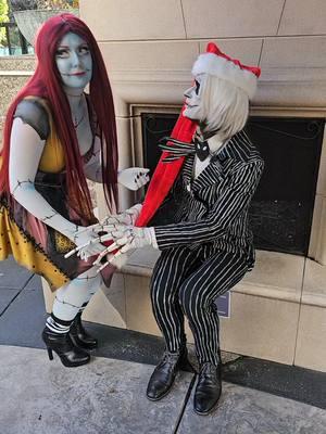 Jack needs help 😅 @sparklestache  #nightmarebeforechristmas  #jackskellington  #jackskellingtoncosplay  #jackcosplay #sallycosplay #TimBurton  #sacanime  #sacanime2025