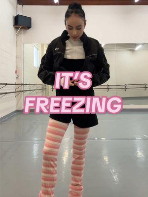 It’s freeeezing #ballerina#freezing#warmup#athlete 