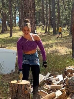 How many halves did I get?? That’s a lot of mathing…. #challenge #forest #axe #woodchopping #axegirl #Outdoors #splittingwood #woodsplitting #wood #aspen #logsplitter #happynewyear 