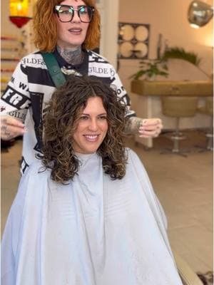 Sara✨ #curlyhaircut #hairtransformation #haircuttransformation #hairreveal #denverhairstylist #denversalon #haircuts #curlylayers #curlyhairinspo #newhaircut 