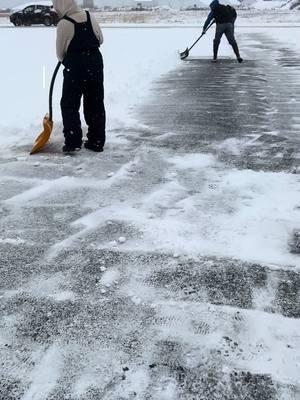 Las chelas no son gratis 😭 #humor #snowshoveling #chelas #trabajando #fyp #fypagee 