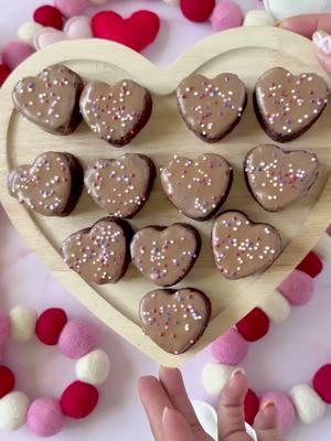 As much as I love Christmas, Valentine’s Day is my favorite!!! Bring on the pink, hearts and loveeeee! 🥰😍😘 Heart Brownie bites! 💗😍 so so cute!! I baked my brownie batter in this adorable @wiltoncakes mold! They popped out super easy!  To make them festive I dipped them in milk chocolate from @stoverandcompany and topped with a few nonpareils from @wiltoncakes  #browniebites #brownies #heartbrownies #valentinesdaytreats #browniehearts #chocolatedipped #chocolatedippedbrownies #bakedbyprecious