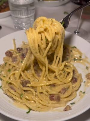 🍝 BUCATINI ALLA CARBONARA 🇮🇹 INGREDIENTS:GUANCIALE, PECORINO ROMANO, EGG, CHIVE, SICILIAN OLIVE OIL #CFG #ChicagoFoodGuide #ChicagoSuburbs #ChicagoRestaurants #ChicagoFoodie #Foodie #Pasta #Love #Carbonara #ItalianFood 