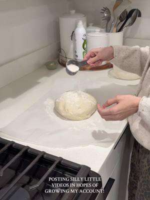 Happy MONDAY!! Getting my sourdough done for the week😋 #sourdough #sourdoughforbeginners #fyp #contentcreator #kitchen #easysourdough 