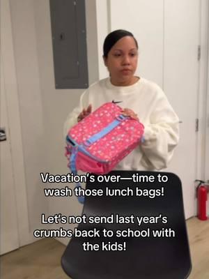 Vacation’s over—time to scrub those lunch bags and boxes! Let’s not send last year’s crumbs back to school with the kids! 😆 Valentina goes back to school tomorrow, so I’m washing her lunch bags to ensure they’re fresh and ready for the 2025 lunch-packing year. Regularly cleaning lunch bags helps maintain hygiene and keeps them odor-free. I personally love throwing mine in the washing machine for a quick and effective clean. But if you prefer handwashing, use a mild detergent and warm water, and let them air dry completely before use. Additionally, sprinkling baking soda inside the lunch bag and letting it sit overnight can help neutralize any lingering odors. ——— ¡Las vacaciones se acabaron! Es hora de limpiar esas loncheras y bolsas de almuerzo. ¡No mandemos las migajas del año pasado de regreso a la escuela con los niños! 😆 Valentina regresa a la escuela mañana, así que estoy lavando sus loncheras para asegurarme de que estén frescas y listas para el año 2025 de preparación de almuerzos. Limpiar las loncheras regularmente ayuda a mantener la higiene y a evitar malos olores. A mí me gusta simplemente meter las mías en la lavadora (¡revisen las etiquetas para asegurarse de que sea seguro!) y dejarlas secar completamente al aire. Para una limpieza extra, puedes usar un detergente suave y agua tibia si prefieres lavarlas a mano. También, espolvorear bicarbonato de sodio dentro de la lonchera y dejarlo reposar toda la noche puede ayudar a neutralizar olores persistentes. #LunchPrep #MomTips #BackToSchool #PreparacionDeAlmuerzo #lunchboxideasforkids #backtoschool2025 #tiktokpartner #tiktokcasa  https://liketk.it/4RzHq