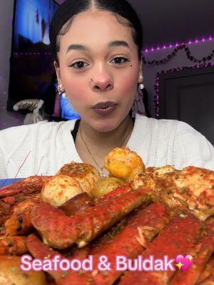 Yall trust me the onion is so good!! Like the grinch was onto something fr! Also that mfn lobster was so tough like omfg😭😭💖💖💖🩷 #fyp #fypシ #fypシ゚viral #trending #shorts #mukbang #asmr #eating #buldak 