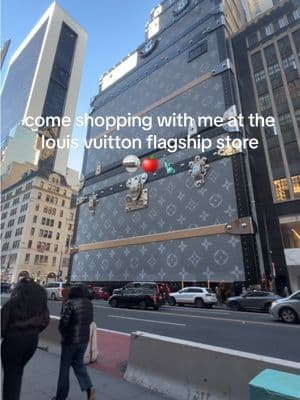 come shopping with me at louis vuitton’s flagship store 🗽🍎🪩 #louisvuitton #5thave #flagship #LV #newyork #nyc #bigapple 