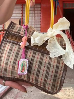 decorando mi bolsa de vacaciones + asmr del mercado en el fondo jajaja💘 pd: el bebé soy yo… - - - - - -  #grwm #tutorial #bolsa #bag #whatsinmybag #girls #dannespino 