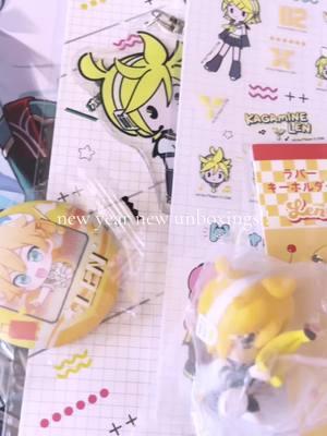 thank u again and again @Laura Neuzeth <3 so many lens im so happy !!! i will eat the pien keychain.. and the bed is perfect for nendos >w< #鏡音レン #kagaminelen #lenkagamine #vocaloid #nendoroid 