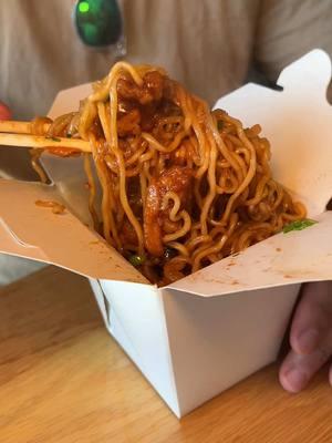 Crispy chicken meets savory noodles – FRIED CHICKEN RAMEN STIR FRY is fusion done right! 🍜🍗🌶️ #STREETTOTABLE #LongIsland #NewYork 📍 2205 Merrick Road, Merrick, NY