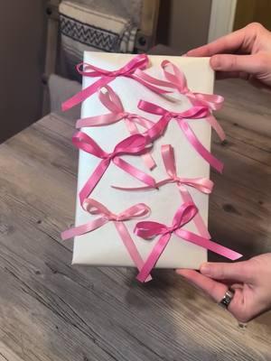 Love this bow gift wrap for Valentine’s Day! #giftwrapping #wrappinqueen #ValentinesDay 