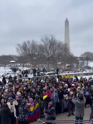 #Venezolanos en #WasingotnDc muestran su apoyo al presidente electo de #Venezuela 🇨🇴 #EdmundoGonzalezUrrutia, quien se reunió hoy lunes en #LaCasaBlanca con el presidente #JoeBiden 🇺🇸. González Urrutia ganó las elecciones presidenciales y pretende regresar a su país para su toma de posesión este 10 de enero y destronar a #NicolasMaduro 👏 👍. #EnriqueSantosShow #EnriqueSantosNoticias #VenezuelaLibre #iHeartRadio @iHeartradio #iHeartLATINO #VenezuelaLibre