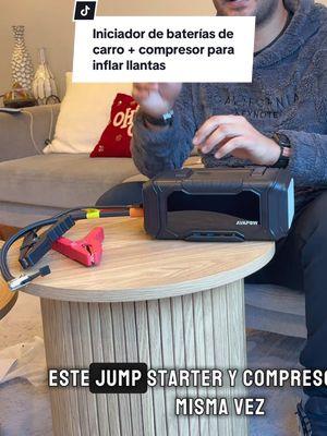 Iniciador de baterías de autos de hasta 8L con un compresor para calibrar en nivel de las llantas en un mismo aparato. Además, carga dispositivos móviles en hasta 60W. #avapow #jumpstarter #bateriaportatil #coche #compresordeaire 