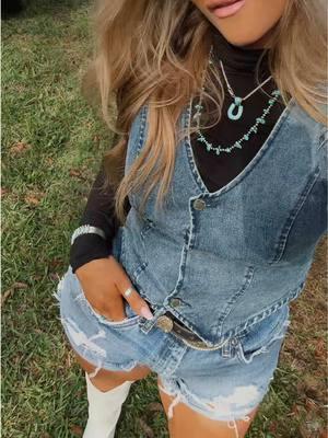 shorts in january and still actively sweating 🤠 #ad #westernfashion #turquoise #navajopearls #countrymusic #trending #nfrfashion #foryoupage #western #fyp 