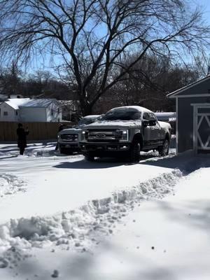 Salen porque salen🤣 #f350kingranch #parati #fyp #ford #kingranch #superduty #foringas #winterstorm #kansascity #trokasperronas #leveledon35s #powerstroke #trakashdsptm 