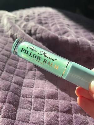 Wow so pretty #toofaced #hangoverbalm #pillowbalm #toofacedcosmetics #hangoverpillowbalm #cosmetics #makeup #lipgloss #moisterizing #yum #pinkmint #watermelonkiss #icecrystal #midnightcrystal 