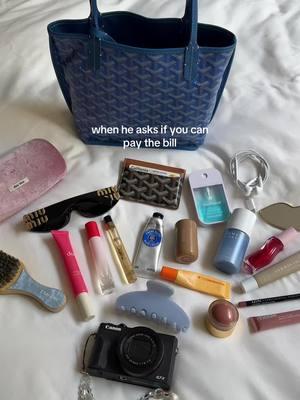 everything but money in my purse💋 #whatsinmybag #whatsinmypurse #goyard #goyardbag #goyardminianjou #bagessentials #imjustagirl #summerfridays #bagtok #rhodeblush 