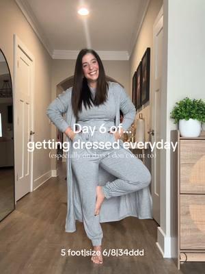 The perfect snow day outfit. The set is from Amazon & on sale! 🔗 in bi0 #petitefashion #petiteandcurvy #shortandcurvy #shortgirfashion #smallbandlargecup #fullerbustbestie #petiteloungewear #amazonloungewear 