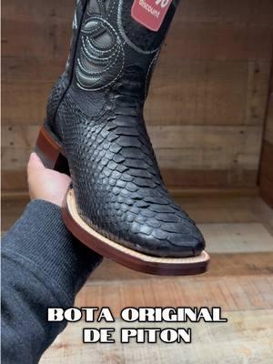 #botas #botasysombrero #botasvaqueras #botasdehombre #botasdehombre #botasnegras #botasdepiton #botadepiton #pythonboots #tiendavaquera #ovandofashion #ovando_fashion 