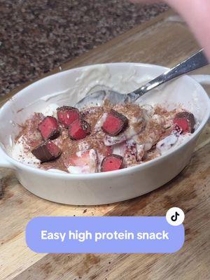 A quick and easy high protein low calorie snack! A vanilla Oikos pro (20g protein), a bunch of strawberries, sprinkle of flavor god chocolate donut (optional) and a built puff (17g)! I’m using strawberry here but any would work. Use code MOVEITMEAG to save! #highproteinsnack #easysnackideas #healthybutrealistic #fruitsalad  #yogurtbowl #highproteinmeals 