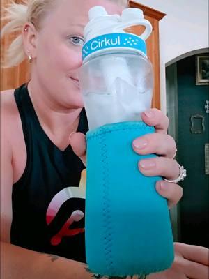 Cirkul has released a new flavor, and it tastes like a Cherry-Limeade from Sonic. Thanks @drinkcirkul for sending these sips over!! #drinkcirkul #cirkulpartner #stayhydrated 