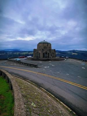 Check out this beautiful crown point overlooking the Columbia Gorge, and then of course the beautiful Columbia river. Let’s go TikTok turn this. Mfker up #Hiking #pnw #hikingoregon #river #gorgeous #gorge #fyp #nature #exploring #monuments #beautifulscenery #columbiagorge #columbiariver #oregon #Washington #blackbetty #letsgo #CapCut 