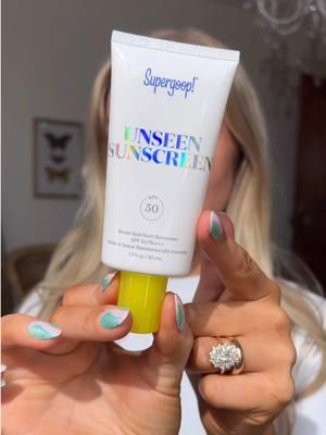 Invisible SPF that doubles as makeup prep? The NEW Unseen Sunscreen SPF 50 does it all & I'm sold @Supergoop !!! #SupergoopPartner #clearspf #spfforoilyskin #makeupprep #supergoop #unseensunscreen 