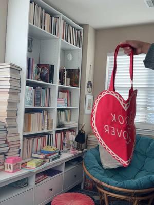 It’s going to be my main bag for 2025 #hearttotebag #barnesandnoble #viral #valentines #ValentinesDay #booktoker #BookTok #onlineorder #booklover