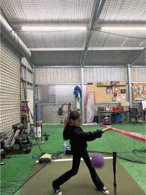 Working strong top hand with Heidy , using a ball on her back shoulder forces her top hand to not cast away from her body but instead work out in front 👏🏼 easy and effective drill for all ages 👍🏼 #softball #hittinglessons #hittingpost #hittingcoach #cages #hittingdrills #softballgirls #hittingmechanics #softballplayer #softballdrills #hittingcages #softballcages #cagework #coach #softballcoach #future49 #hittingfacility #softballseason #softballismylife #progressnotperfection #softballpractice #softballcheck #softballtiktoks #progressnotperfection 