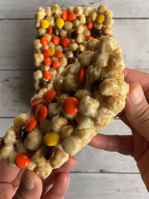 Cap'n Crunch Peanut Butter Cereal Treats With Reese's Pieces‼️ 🥣😋🥜🥜 Three ingredients and five minutes is all it takes for this yummy snack for my peanut butter lovers 😏🙌🏽 #peanutbutter #marshmallow #treats #ricekrispytreats #reeses ##fyp##capncrunch ⁣ 💥INGREDIENTS: - 7 cups Peanut Butter Cap'n Crunch - 10 oz marshmallows -  3 TBSP butter ⁣ ✨INSTRUCTIONS: - Melt marshmallow and add butter in a bowl, stirring constantly until smooth. - Pour cereal of choice we picked peanut butter cap'n crunch and added it into the pot and combined quickly. - While the marshmallow mixture is still hot pour out into a loaf pan and spread evenly while compacting it down. - Leave aside for 15-25 min to have it cool down and form together - ENJOY