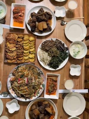 happy new year everyone 💗✨🎉  every new year we have a feast made by my mother in law 🥰 her main love language is making food for her loved ones 💗🥹🥹  food she made: lots of jeons, galbi-jjim, japchae, ddukguk, seasoned herbal dishes/greens, and of course a variety of her homemade kimchi 🥰 #happy2025 #happynewyear #ddukguk #koreannewyear #newyearmeal #galbijjim #homemadefood #집밥 #떡국 #koreanfood #comfortfood #japchae #bonebroth #koreansoup 