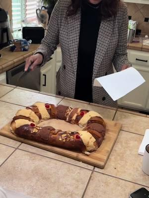 Tradiciones  . #roscadereyes #reyesmagos #rosca #mexico #tradicion #pan #pandulce #mabiscasas #labebesuki 